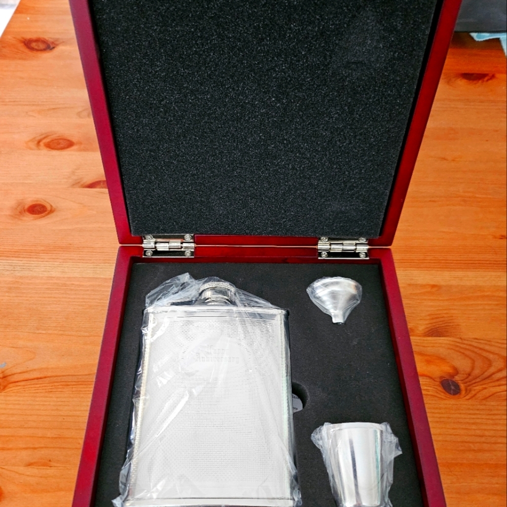 Hip flask set (Happy Anniversary)